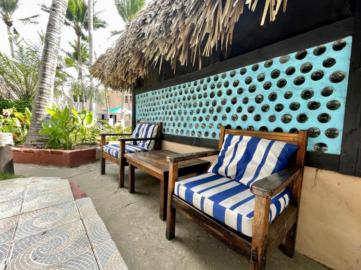 Johnnys Place Hotel Monterrico Extérieur photo