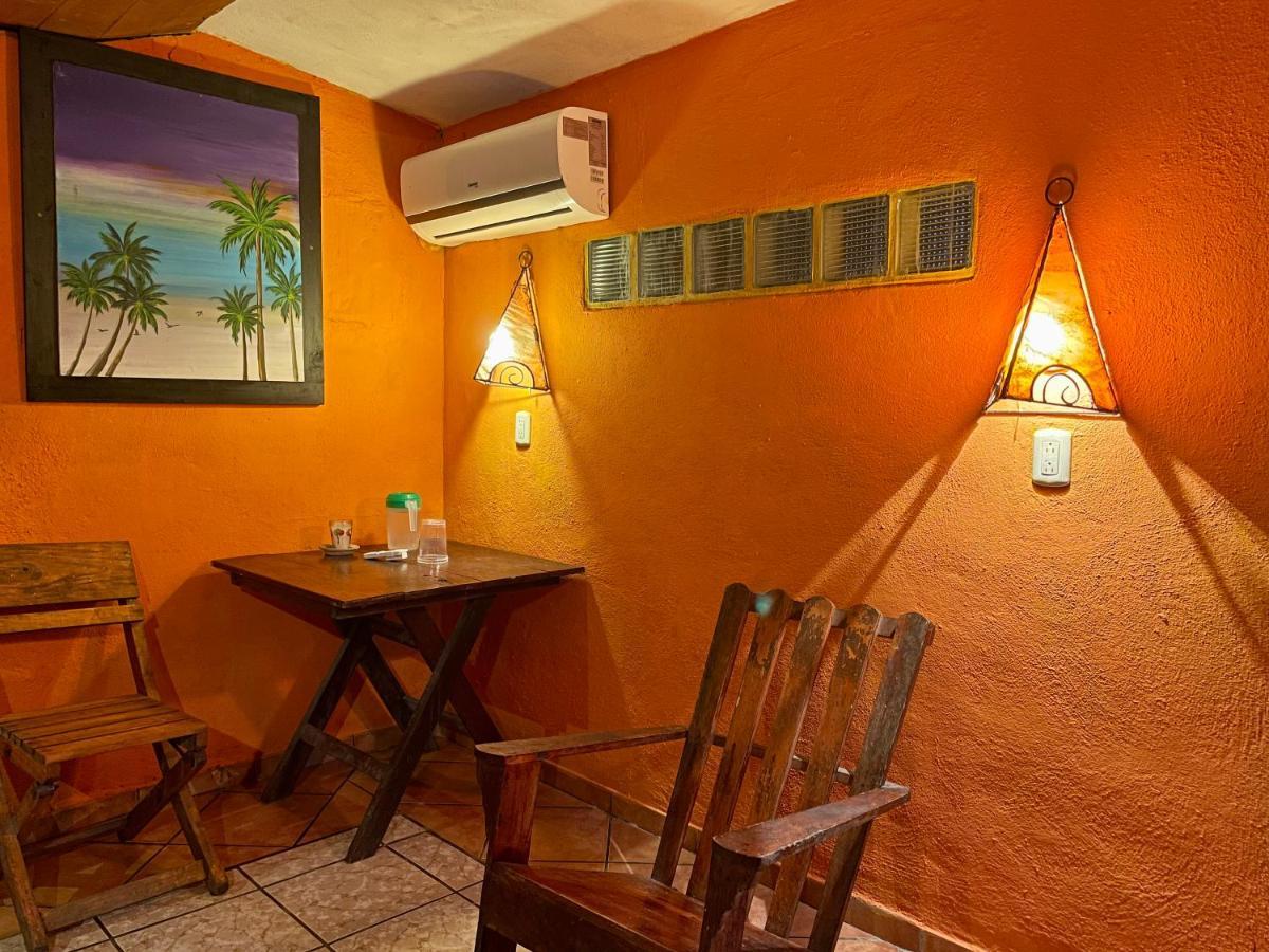 Johnnys Place Hotel Monterrico Extérieur photo